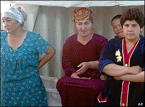 Women at Yalangach housing estate watch the fighting