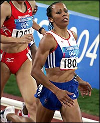 Kelly Holmes eases into the next round with a time of 4:05.58