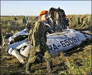 Emergency Ministry soldiers at site of crash of Tu-134 in the Tula region