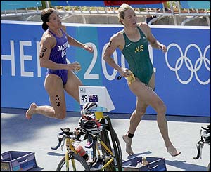 The USA's Sheila Taormina and Australia's Loretta Harrop run for their bikes