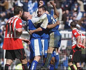 Dennis Wise celebrates with his fellow Lions as the Sunderland team trudge off the pitch