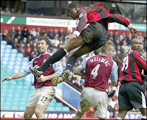 Sylvain Distin heads Manchester City's equaliser