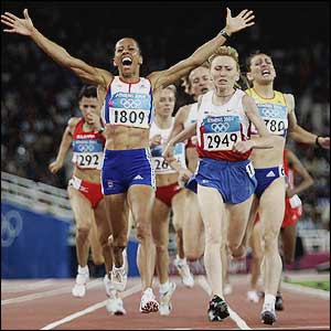 Kelly Holmes wins the 1500m