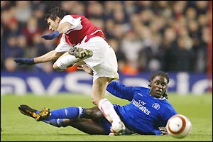 Arsenal's Jose Reyes collides with Chelsea's Mario Melchiot