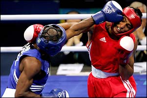 Mario Kindelan lands a shot on Amir Khan