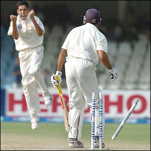 Umar Gul rips through VVS Laxman's defences to bowl him