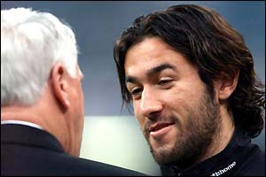 Sir Bobby Robson offers advice to Hugo Viana