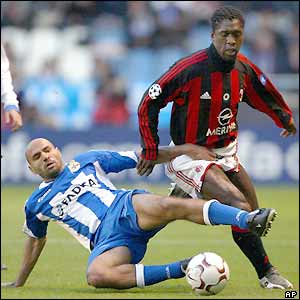 Deportivo full-back Manuel Pablo slides in on Milan midfielder Clarence Seedorf