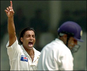 Pakistan's Shoaib Akhtar dismisses Virender Sehwag of Sehwag