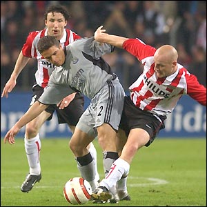 Laurent Robert tangles with the PSV Eindhoven defence