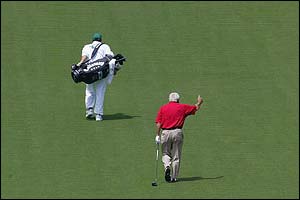Arnold Palmer salutes his huge army of fans 