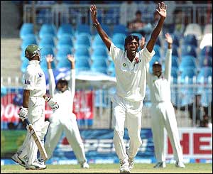 Lakshmipathy Balaji dismisses Taufeeq Umar