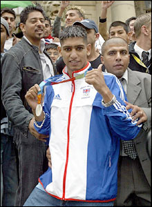 Thumbs up from Amir Khan