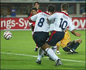 Frank Lampard knocks the ball into an empty net