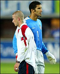 David Beckham and David James show their disappointment