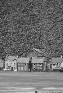The grey slate and buildings of Blaenau Ffestiniog (Andrew Gregg, from Luton) 