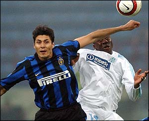 Julio Cruz battles for the ball with Abdoulaye Meite of Marseille