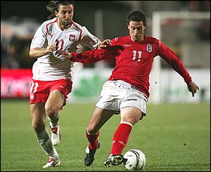 Wayne Bridge holds off Kamil Kosowski