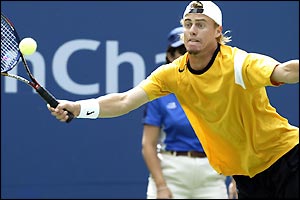 Lleyton Hewitt's experience shines through as he takes the first set