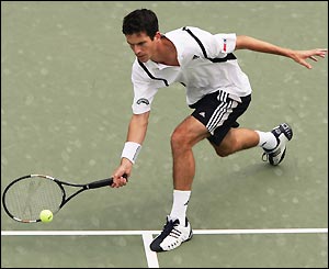 Henman starts to cause Federer some problems but fails to force a break