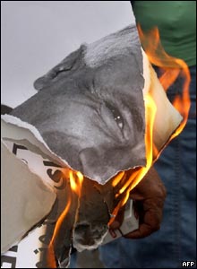 Protesters burn image of Mordechai Vanunu