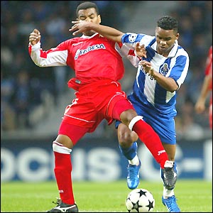 There is more action in the second half but Porto can not break Deportivo's resistance and the first leg finishes 0-0