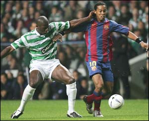 Ronaldinho beats Bobo Balde to the ball