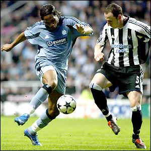 Drogba gets a shot off past Andy O'Brien