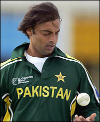 Shoaib Akhtar prepares to bowl another fast ball at the Kenyans