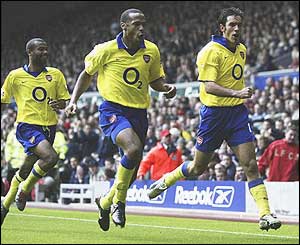 Ashley Cole, Thierry Henry and Robert Pires celebrate Pires' winner