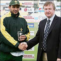 Afridi receives the man-of-the-match award from Andy Lloyd