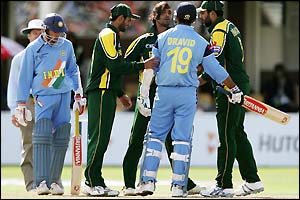 Rahul Dravid and Shoaib Akhtar exchange words
