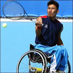 Sumreng fires a return to his opponent Quintero 