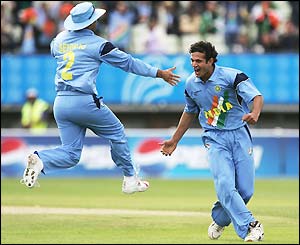 Virender Sewag jumps for joy to celebrate Irfan Pathan's wicket