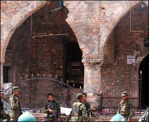 Soldiers next to Krue Se mosque in Pattani