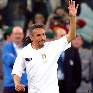 Roberto Baggio waves to the fans