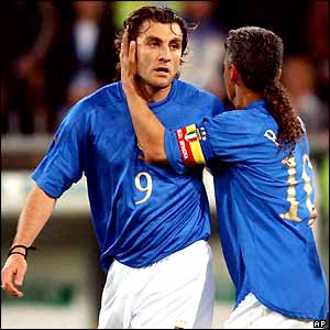 Roberto Baggio congratulates Christian Vieri