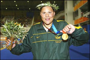 Natalie du Toit poses with her gold medal