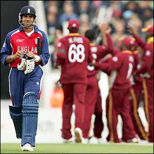 Vikram Solanki is removed by Ian Bradshaw