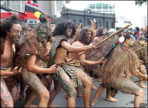 New Zealanders on the 'walk of hope' 05 May 2004