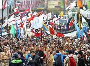 New Zealanders on the 'walk of hope' 05 May 2004