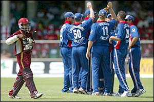 England celebrate the wicket of Shivnarine Chanderpaul 