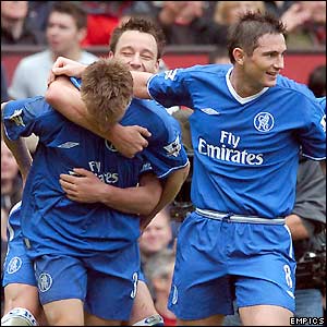 Chelsea players celebrate Jesper Gronkjaer's goal at Old Trafford