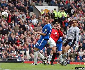 Ruud van Nistelrooy scores Manchester United's equaliser