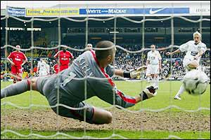 Alan Smith's penalty beats the goalkeeper