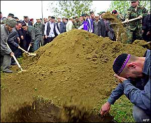Diggers prepare grave for Akhmad Kadyrov. 
