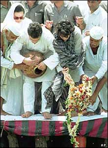 Rajiv Gandhi's widow and children scatter his ashes in the Ganges