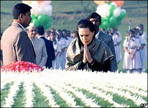 Sonia Gandhi at the memorial to Jawaharlal Nehru
