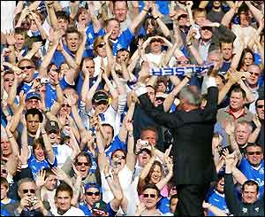 Claudio Ranieri waves a Chelsea scarf to the fans