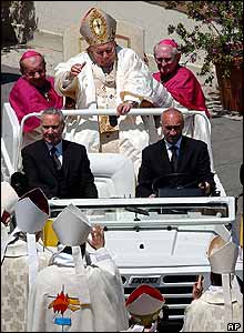 Pope greeted by prelates as he leaves ceremony